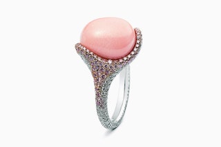 Кольцо из белого золота с бриллиантами сапфирами и розовым жемчугом coch Mikimoto.