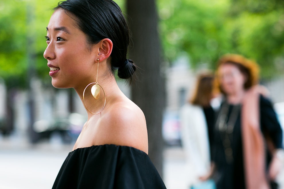 Неделя Высокой моды в Париже стритстайл фото Наташи Гольденберг и других знаменитостей | Vogue