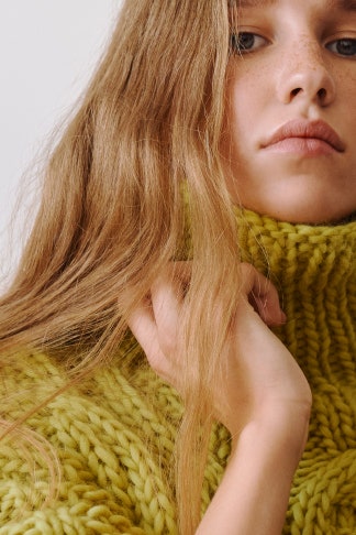 Теплые свитеры ручной вязки модная одежда российских брендов MIR Froy Norsoyan | Vogue