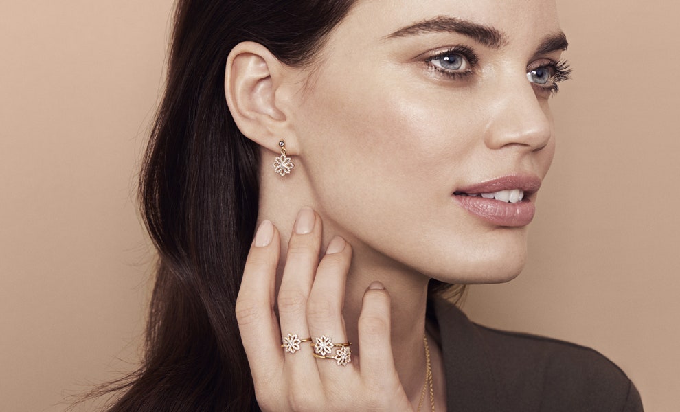 Pandora новая коллекция ювелирных украшений с шармами из золота с цветочными мотивами | Vogue