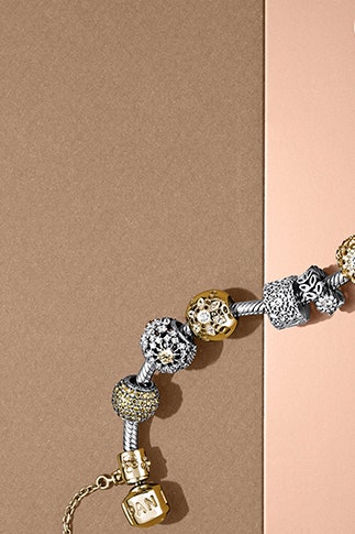 Pandora новая коллекция ювелирных украшений с шармами из золота с цветочными мотивами | Vogue