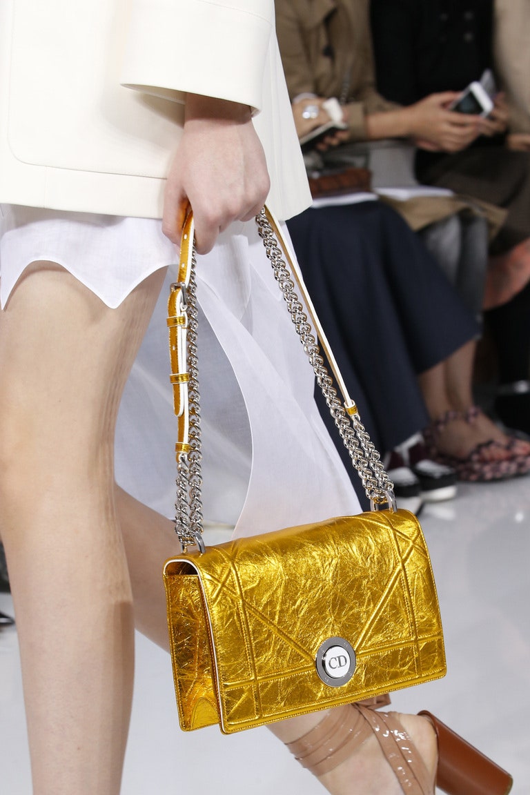 Лучшие сумки на Неделе моды в Париже клатчи рюкзаки и другие аксессуары | Vogue