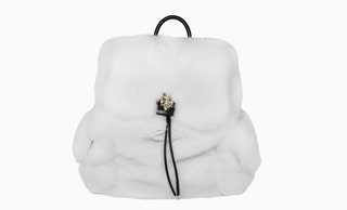 Рюкзак из белого меха лисы украшенный кожаными шнурками с металлическими элементами и каноническим барельефом головы...
