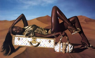 Наоми Кэмпбелл в рекламной кампании Louis Vuitton весналето 2004.