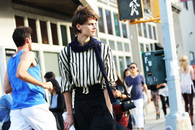 Одежда в чернобелую полоску фото лучших моделей для города | Vogue