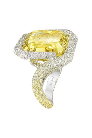 Кольцо из белого золота с бесцветными и желтыми бриллиантами.
