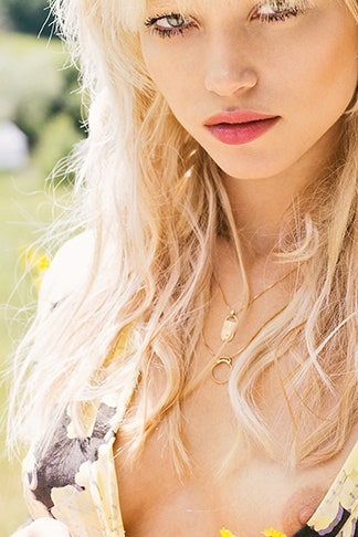 Как ухаживать за волосами летом средства для защиты от солнца очищения и увлажнения |Vogue