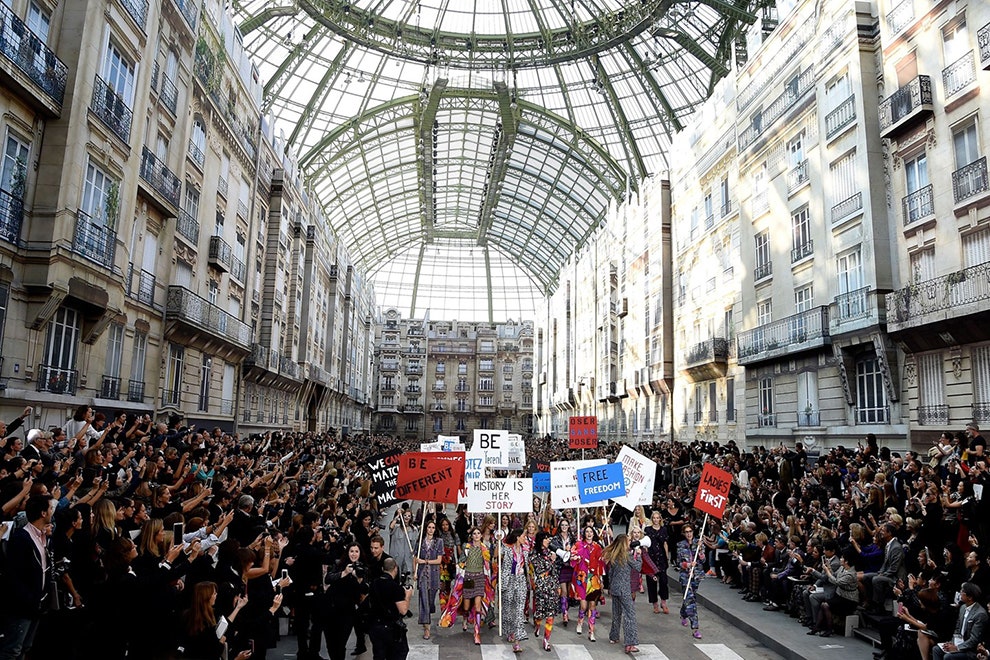 Показы Шанель фото и видео с самых эффектных шоу Дома моды Chanel