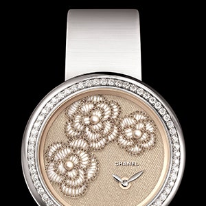 Часы Chanel с вышивкой на циферблате