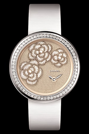 Часы Chanel с вышивкой на циферблате