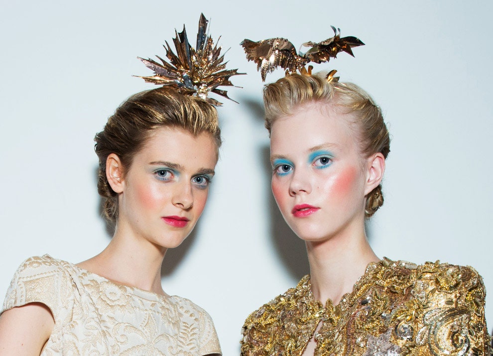 Золотые пряди на показе Schiaparelli Haute Couture