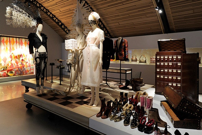 Музей Louis Vuitton с выставкойретроспективой открылся вблизи Парижа в АньерсюрСен | Vogue