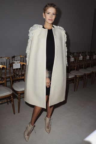 Елена Перминова перед показом Giambattista Valli Haute Couture весналето 2014 2014 год.