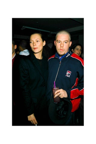 Кейт Мосс и Александр Маккуин в Pharmacy Club в Лондоне 1991.