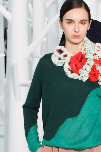 Модные тенденции осеннего сезона яркая одежда с разноцветными геометричными формами | Vogue