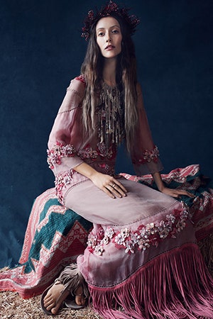 Платья в стиле фолк для осени с чем сочетать наряды в технике пэчворк с пестрыми принтами | Vogue