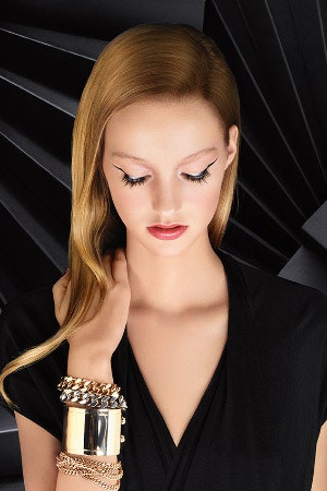 Givenchy выпустил новую осеннезимнюю коллекцию макияжа вдохновленную блеском винила | Vogue
