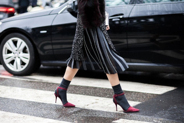 Босоножки с колготками и туфли с носками модные сочетания на стритстайл фото