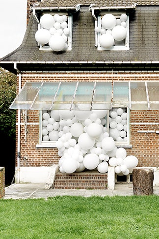 Выставка фотографий Шарля Петийона в Лилле белые шары на фото о повседневной жизни | Vogue