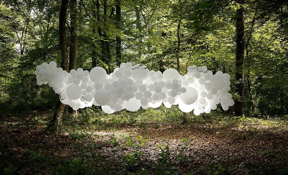 Выставка фотографий Шарля Петийона в Лилле белые шары на фото о повседневной жизни | Vogue