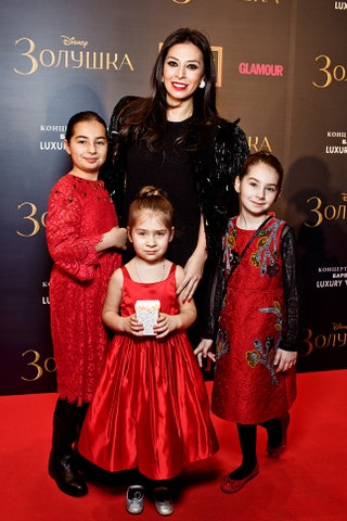 Эка Орджоникидзе с дочерьми.