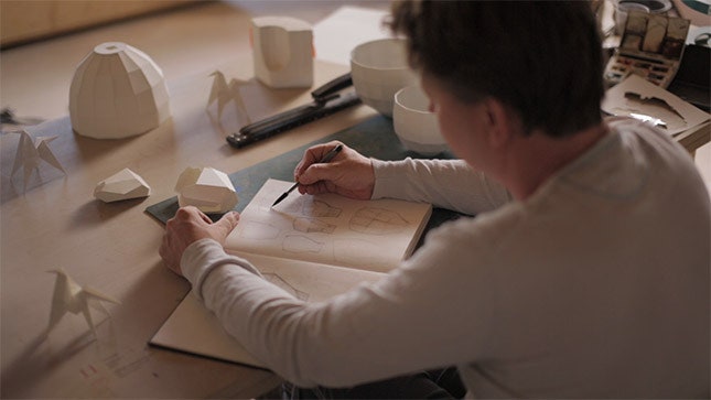 Ароматы для дома Hermès свечи парфюмированная скульптура и лошадки оригами | Vogue