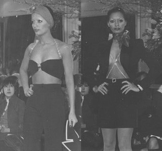 Справа — короткий смокинг с бриллиантовыми бретелями показ коллекции Yves Saint Laurent Haute Couture весналето 1971.