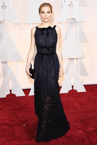 Сиенна Миллер в платье Oscar de la Renta и украшениях Forevermark.