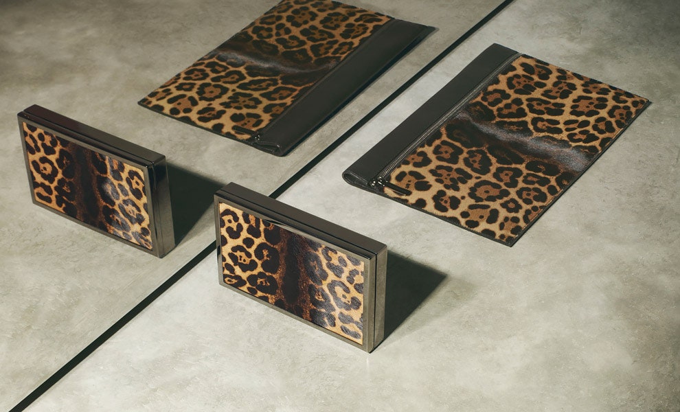 Victoria Beckham капсульная коллекция аксессуаров с принтом под леопарда | Vogue