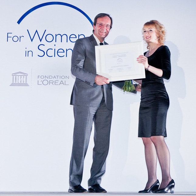 Премия «Для женщин в науке» L'Oral и ЮНЕСКО вручили награды 10 победительницам | Vogue
