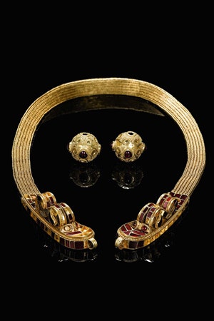Золотое ожерелье периода правления Аттилы выставлено на торги Sotheby's | Vogue
