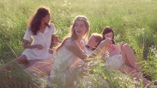 Ароматы Daisy от Marc Jacobs видео Софии Копполы с девушками в легких белых платьях | Vogue