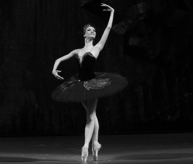 Аромат Guerlain Le Bolshoi Black Swan к новому балетному сезону в Большом театре | Vogue