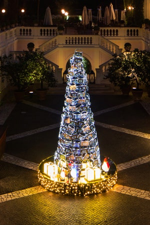 Рождественская елка Fendi из 350 светящихся фигур культовой сумки марки Baguette | Vogue