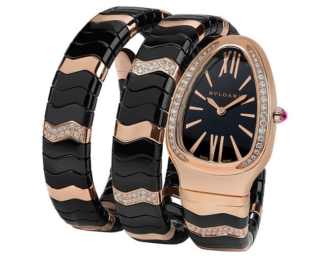 Часы Bvlgari Serpenti Spiga с браслетом и корпусом в форме змеи обвивающей запястье | Vogue