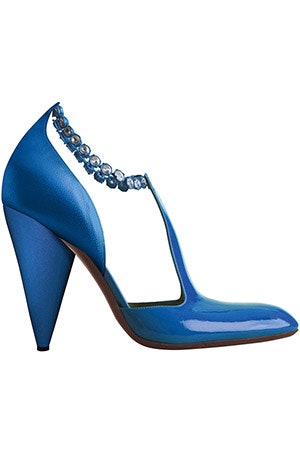 Босоножки и туфли с Тремешком похожие на обувь для бальных танцев для новогодней вечеринки | Vogue