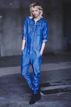 HM Conscious Denim коллекция синей джинсовой одежды из экологичной линии бренда | Vogue