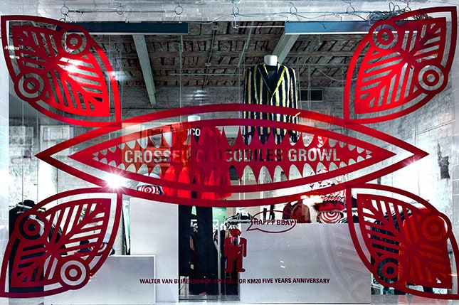 Витрины «Кузнецкого Моста 20» Walter Van Beirendonck оформили инсталляцией «Нет расизму» | Vogue