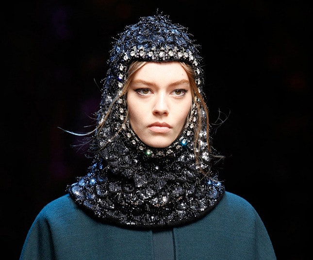 Модные шапки шарфы и перчатки от Dolce  Gabbana Balenciaga Miu Miu Acne Marni | Vogue