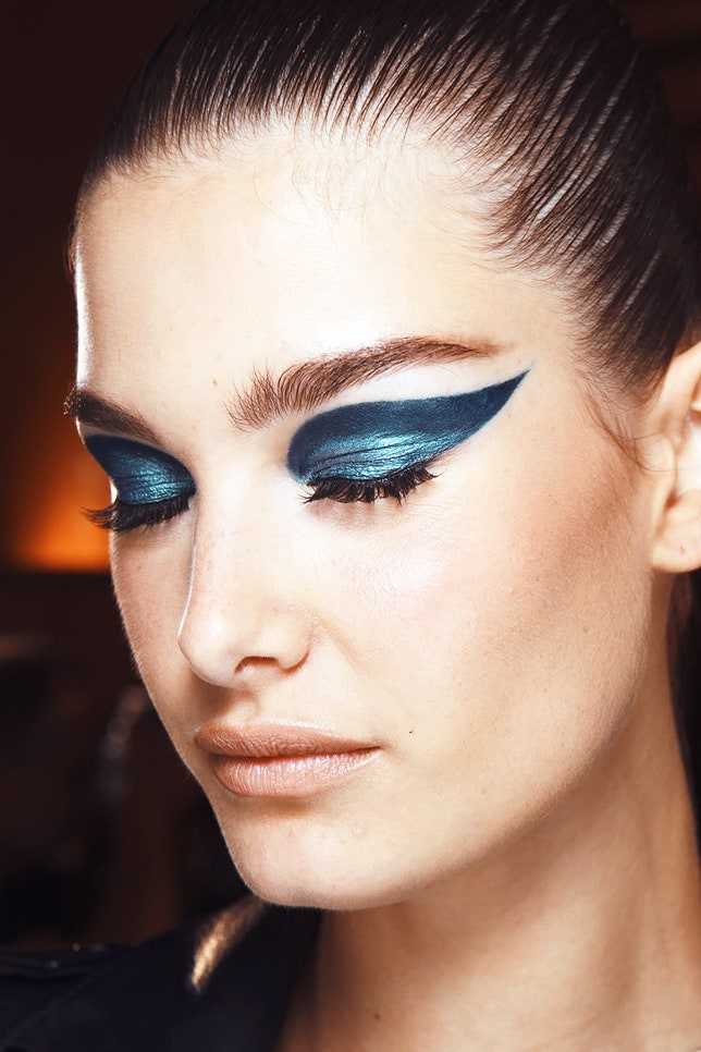 Новогодний макияж фото самых модных вариантов со стрелками smokey eyes блестками | Vogue