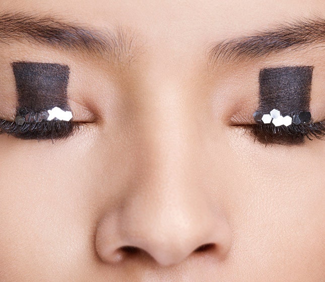 Новогодний макияж фото самых модных вариантов со стрелками smokey eyes блестками | Vogue