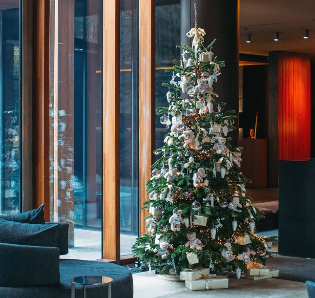 Новогодняя елка Chopard в Barvikha Hotel  Spa по эскизам Каролины Шойфеле | Vogue