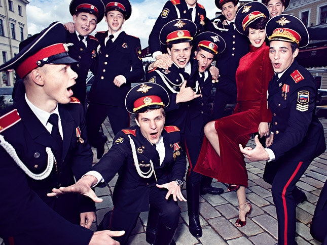 Одежда из коллекций осеньзима в красных и черных тонах фотосессия в СанктПетербурге | VOGUE