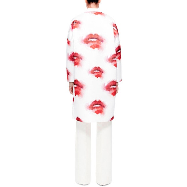 Шелковое пальто MSGM с акварельным принтом в виде губ | Vogue