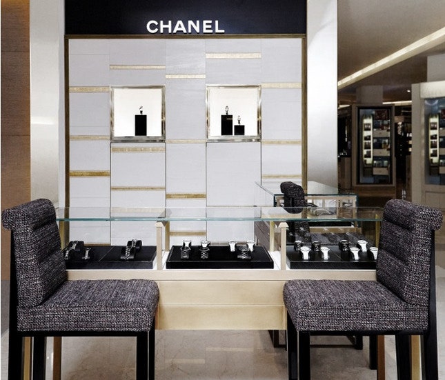 Часовой корнер Chanel в ювелирном отделе универмага «Весна» фото лучших моделей часов | Vogue