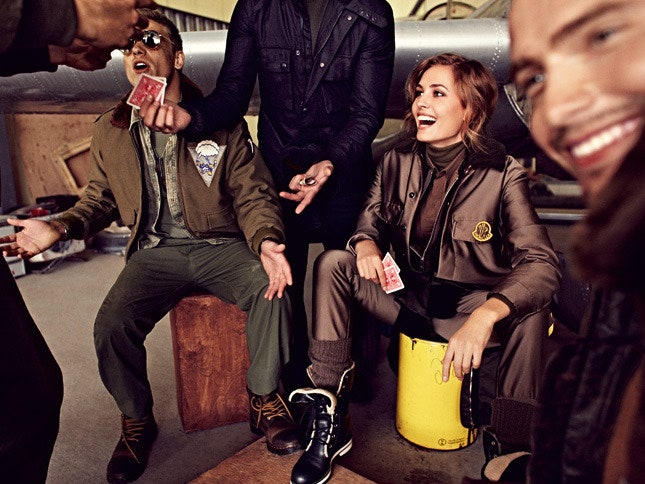 Стиль милитари фото модных образов с кожаными куртками бомберами комбинезонами | Vogue
