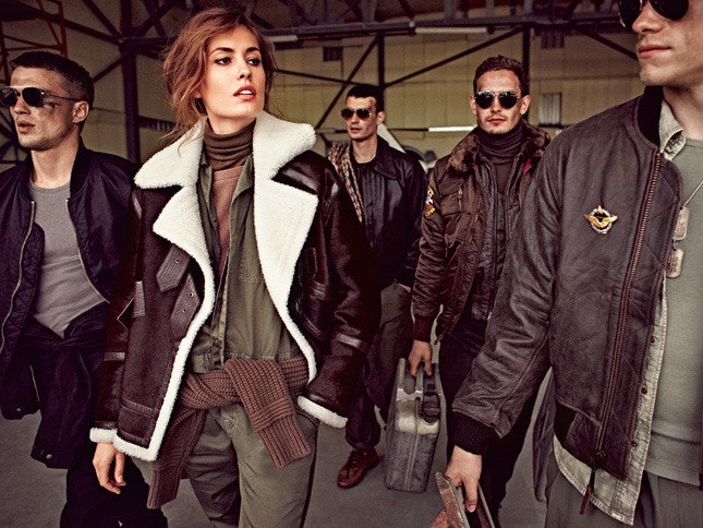 Стиль милитари фото модных образов с кожаными куртками бомберами комбинезонами | Vogue