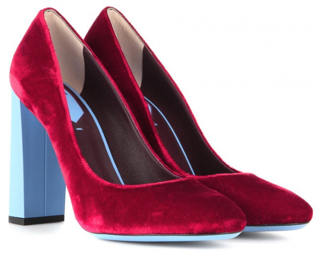 Туфли Fendi Eloise из красного бархата с каблуком и подошвой из пластика голубого цвета | Vogue