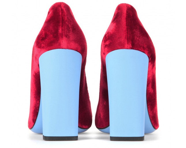 Туфли Fendi Eloise из красного бархата с каблуком и подошвой из пластика голубого цвета | Vogue