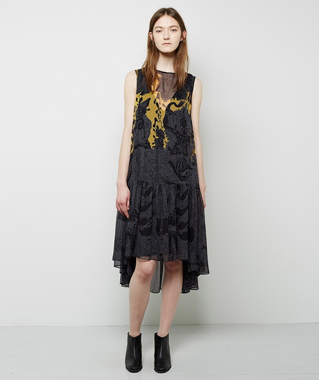 Платье Rachel Comey без рукавов с асимметричным подолом и фантазийным принтом | Vogue